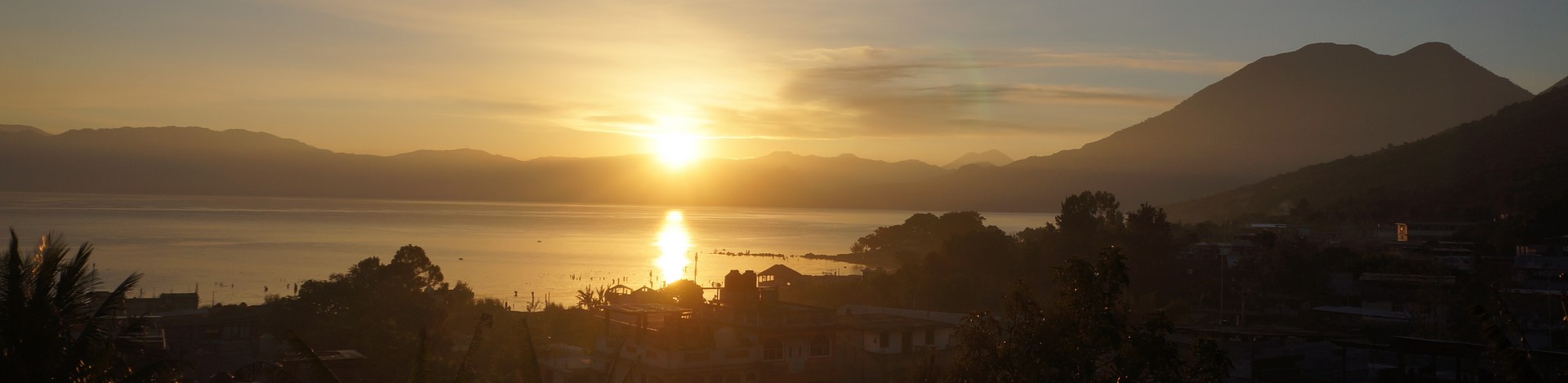 Gwatemala - wschód słońca nad jeziorem Atitlan 