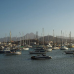 Marina w Mindelo pełna jachtów z górzystym krajobrazem wyspy São Vicente w tle