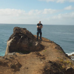 6Podróżnik stojący na skalnym cyplu nad oceanem w Ponta do Sol na wyspie Santo Antão