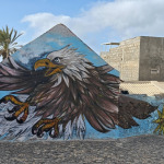 Kolorowy mural z dużym orłem namalowany na ścianie budynku w Ponta do Sol