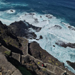 Kamienna ścieżka schodząca stromym zboczem w stronę oceanu na trasie trekkingowej Cruzinha – Ponta do Sol na Santo Antão