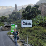 Wioska Xoxo na Santo Antão z charakterystyczną skalną iglicą wznoszącą się nad zieloną doliną 