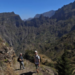 Wędrowcy na górskim szlaku z rozległą panoramą skalistych dolin Santo Antão w tle