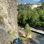 Wspinaczka po skalnym odcinku via ferraty Les Prises de la Bastille nad Grenoble