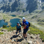 Uczestnicy wyjazdu nad jeziorami Lacs Robert z panoramą Alp w rejonie Chamrousse