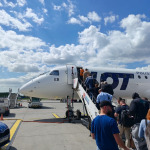 Pasażerowie wchodzą do samolotu LOT na lotnisku w Katowicach