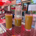 Szklanki ze świeżym sokiem z kiwi w restauracji Anjir