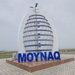Tablica przy wjeździe do miasta Moynaq