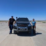 Jeep Toyota na pasie startowym przy wiosce Qubla-Ustyurt