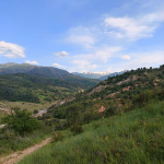 Panorama gór Tien-Szan podczas trekkingu doliną Aksakatsay