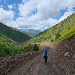 Trekking górską drogą w dolinie Aksakatsay w Uzbekistanie