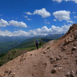 Podejście górską drogą podczas trekkingu w Uzbekistanie