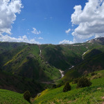 Zielone górskie doliny i płaty śniegu podczas trekkingu w Uzbekistanie