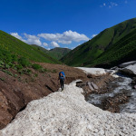 Trekking po śniegu wzdłuż górskiego potoku w Uzbekistanie