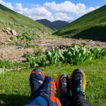 Odpoczynek przy górskim potoku podczas trekkingu w Uzbekistanie