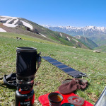 Poranne śniadanie i ładowanie sprzętu podczas trekkingu w Uzbekistanie
