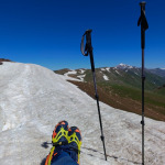 Odpoczynek na śniegu podczas trekkingu wysokogórskiego w Uzbekistanie