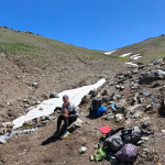 Odpoczynek i postój przy górskim potoku podczas trekkingu w Uzbekistanie