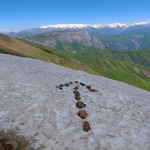 Kamienna strzałka ułożona na śniegu podczas trekkingu w górach Uzbekistanu