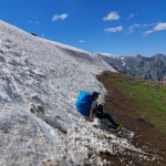 Turystka zjeżdżająca po śniegu podczas trekkingu w górach Uzbekistanu