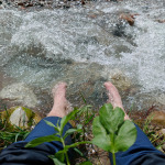 Odpoczynek nad górskim potokiem podczas trekkingu w Uzbekistanie