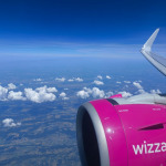 Widok z okna samolotu Wizz Air podczas lotu do Grenoble we Francji