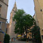 Zabytkowy kościół z wysoką wieżą w centrum Grenoble we Francji