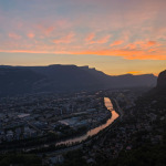 Widok na Grenoble i dolinę rzeki Isère podczas zachodu słońca