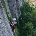 Wspinaczka po skalnym trawersie na via ferracie Les Prises de la Bastille nad Grenoble