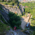 Wspinaczka na via ferracie Les Prises de la Bastille z widokiem na zabudowę Grenoble