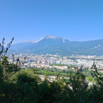 Panorama Grenoble i otaczających miasto gór widziana ze wzgórza Bastylia