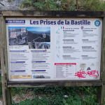 Tablica informacyjna z przebiegiem i zasadami via ferraty Les Prises de la Bastille w Grenoble
