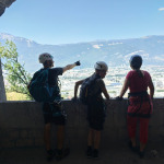 Uczestnicy via ferraty podziwiający panoramę Grenoble ze wzgórza Bastylia