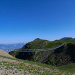Wiszący most w górskim terenie Chamrousse na trasie w kierunku via ferraty Lacs Robert