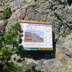 Tablica informacyjna Via Ferrata des Lacs Robert z przebiegiem i zasadami trasy