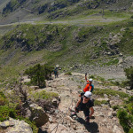 Podejście skalnym odcinkiem Via Ferrata des Lacs Robert w górskim rejonie Chamrousse