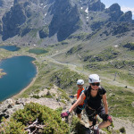 Wspinaczka na Via Ferrata des Lacs Robert z górskimi jeziorami i alpejskimi szczytami w tle