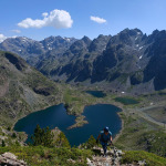 Panorama jezior Lacs Robert i skalistych szczytów Alp podczas przejścia via ferraty w Chamrousse