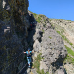 Przejście trawersowym odcinkiem via ferraty Des 3 Fontaines w Chamrousse