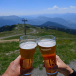 Odpoczynek przy piwie w górskiej restauracji przy stacji kolejki linowej w Chamrousse