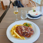 Bałkański klasyk Pljeskavica z menu restauracji Kaj Mestono w Peštani