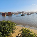 Widok na zatokę Porto Grande w Mindelo z jachtami, plażą i górami São Vicente