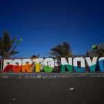 Kolorowy napis Porto Novo przy nadmorskiej promenadzie na wyspie Santo Antão