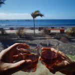 Dwie szklanki ponchy podczas pierwszego postoju w Porto Novo na wyspie Santo Antão