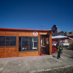 Lokalny bar przy nadmorskiej ulicy w Porto Novo na wyspie Santo Antão