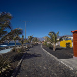 Nadmorska promenada z palmami i kamienną ulicą w Porto Novo na Santo Antão