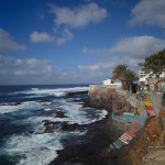 Kolorowe schody na klifie oraz skaliste wybrzeże Atlantyku w Ponta do Sol na Santo Antão