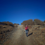 Turystka na polnej drodze rozpoczynającej trekking z Cruzinha do Ponta do Sol na Santo Antão