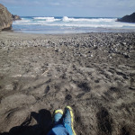 Odpoczynek na czarnym wulkanicznym piasku podczas trekkingu Cruzinha – Ponta do Sol na Santo Antão