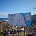 Tablica informacyjna przy plaży Praia d’Aranhas na wyspie Santo Antão z zasadami bezpieczeństwa